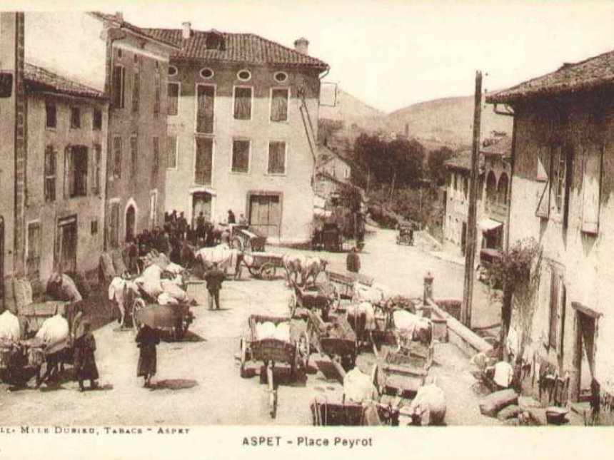 Photo ancienne de la place Peyrot à aspet