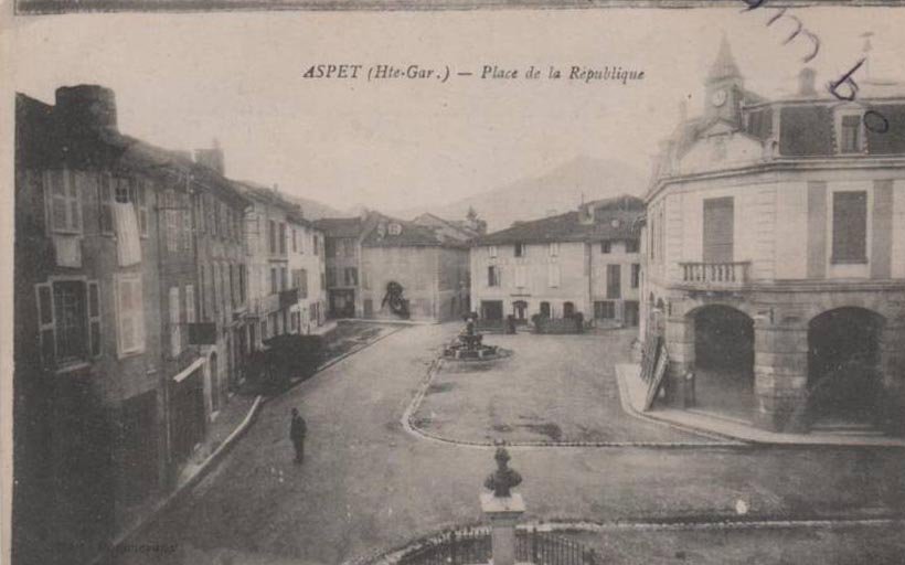 Photo ancienne de la place de la république à aspet