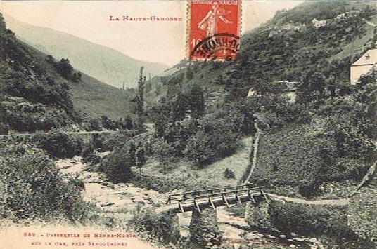 Photo ancienne de la passerelle du hameau de Henne-morte