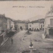 Photo ancienne de la place de la république à aspet