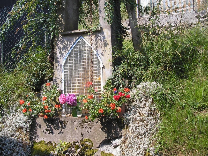 La Vierge en face de l'entrée du gite