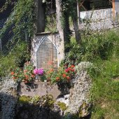 La Vierge en face de l'entrée du gite