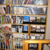 La bibliothèque en haut de l'escalier